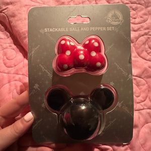 Disney Parks Minnie Mouse Stackable Salt & Pepper shaker set